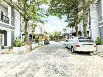 Dijual Cepat ! Villa Komplek Grand Menteng Indah Cluster The Green